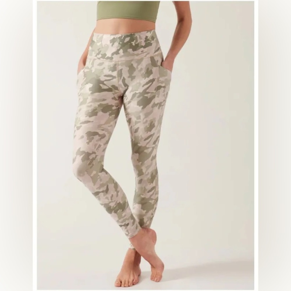 NWOT Athleta Salutation Stash Pocket Printed Tight Leggings Size Medium